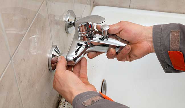 Comment démonter un robinet de douche à double poignée ?